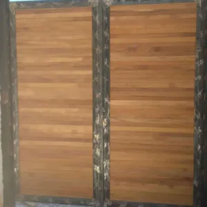 Μεταλλική πόρτα